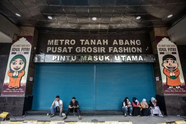 Warga beraktivitas di kawasan Pasar Tanah Abang yang masih tutup,di Jakarta, Kamis (23/5/2019). Menurut petugas keamanan setempat, Pasar Tanah Abang akan kembali dibuka setelah situasi keamanan kondusif pascakerusuhan 22 Mei di depan kantor Bawaslu dan Jalan MH Thamrin. ANTARA FOTO/Aprillio Akbar/nz.