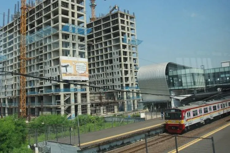 Rangkaian kereta rel listrik Commuter Line berhenti di Stasiun Cisauk yang menjadi bagian dari kawasan Intermoda Cisauk BSD City di Cisauk, Tangerang, Banten, Rabu (19/6/2019). Kawasan terintegrasi antara stasiun kereta, terminal bus, pasar modern BSD City dan hunian vertikal tersebut dikembangkan oleh PT Kereta Api Indonesia, Pemerintah Kabupaten Tangerang dan pihak swasta. ANTARA FOTO/Muhammad Iqbal/wsj.
