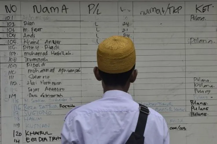 Seorang warga mengamati daftar nama korban luka kericuhan di RSUD Tarakan, Jakarta Pusat, Rabu (22/5/2019). ANTARA FOTO/Ari/wpa/wsj.