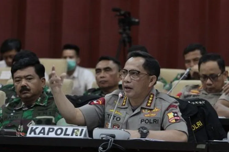 Kapolri Jenderal Pol Tito Karnavian (kanan) disaksikan Panglima TNI Marsekal TNI Hadi Tjahjanto (kiri), berbicara saat rapat kerja bersama Dewan Perwakilan Daerah (DPD) di Gedung Nusantara V, Kompleks Parlemen Senayan, Jakarta, Selasa (7/5/2019). Rapat kerja bersama tersebut membahas masukan dan evaluasi penyelenggaraan Pemilu serentak dari berbagai sisi baik regulasi dan pengamanan. ANTARA FOTO/Reno Esnir/ama.