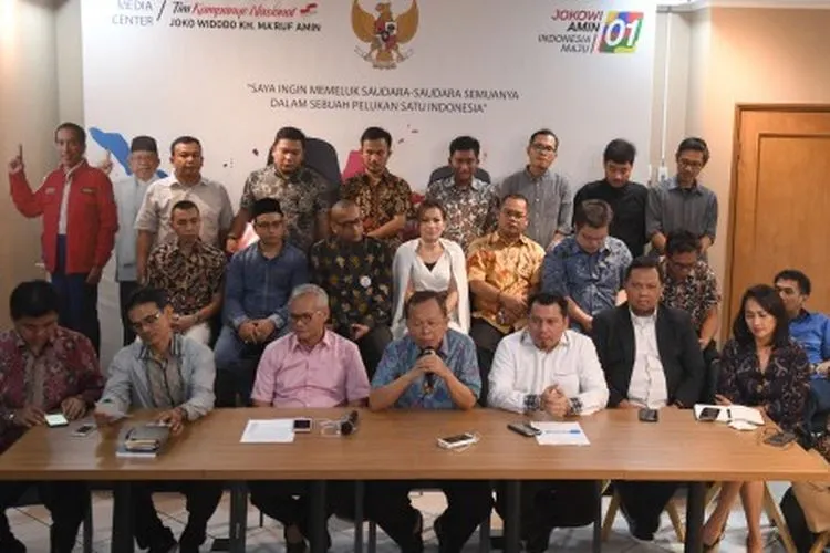 Wakil Ketua TKN Asrul Sani (tengah) menyampaikan keterangan terkait kesiapan TKN menghadapi proses sengketa pilpres di Jakarta, Senin (10/6/2019). TKN menyatakan siap menghadapi gugatan paslon nomor urut 02 Prabowo-Sandi pada sidang perdana tanggal 14 Juni 2019. ANTARA FOTO/Akbar Nugroho Gumay/hp.
