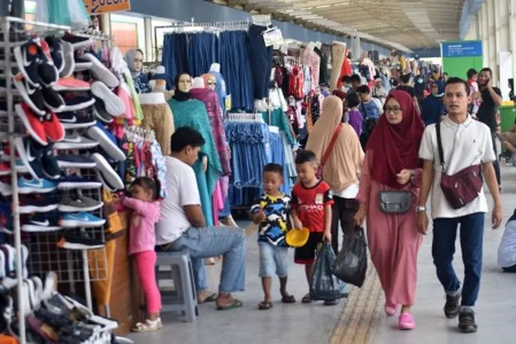 Sejumlah warga melintas di jembatan penyeberangan multiguna (JPM) Tanah Abang, Jakarta Pusat, Kamis (23/5/2019). Sejumlah pedagang di JPM Tanah Abang kembali berjualan dan operasional stasiun KA setempat dibuka kembali setelah pada Selasa (22/5) ditutup karena kericuhan Aksi 22 Mei terjadi di kawasan tersebut. ANTARA FOTO/Aditya Pradana Putra/foc.