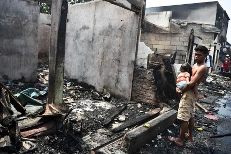 Ilustrasi--Warga melihat kondisi rumahnya pascakebakaran di Jalan Jati Bundar, Tanah Abang, Jakarta, Minggu (30/6/2019). Kebakaran yang menghanguskan 34 rumah petakan dan 32 kios toko itu diduga terjadi akibat hubungan pendek (korsleting) listrik. ANTARA FOTO/Galih Pradipta/hp.