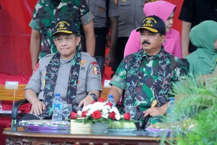 Panglima TNI Marsekal Hadi Tjahjanto (kanan) bersama Kapolri Jenderal Polisi Muhammad Tito Karnavian saat melakukan kunjungan kerja di Pamekasan, Jawa Timur, Senin (1/4/2019). Dalam kesempatan itu Panglima TNI dan Kapolri menyerahkan seribu paket sembako kepada warga tidak mampu. ANTARA FOTO/Saiful Bahri/ama/