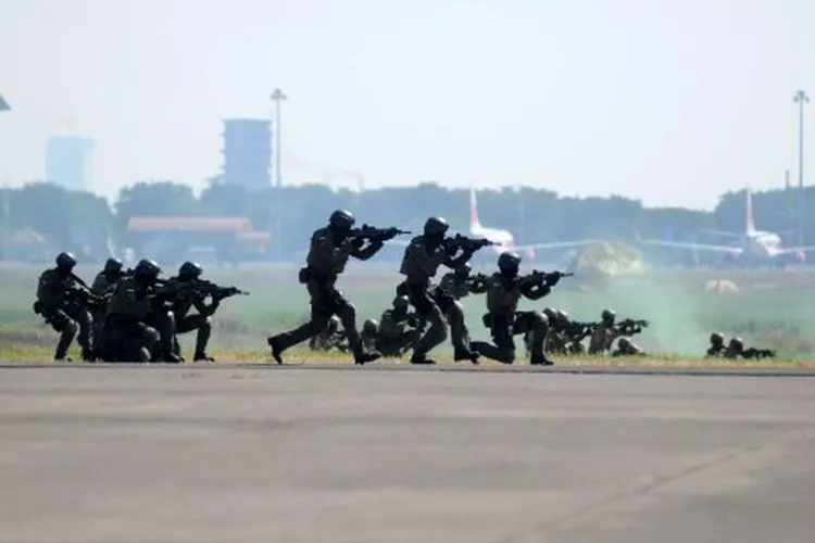 Komando Pasukan Katak (kopaska) TNI-AL dan Batalyon Intai Amfibi 2 Marinir melakukan parameter tempur ketika simulasi pembebasan sandera saat upacara peringatan Hari Penerbangan Angkatan Laut di Apron Hanggar Lanudal Juanda Surabaya di Sidoarjo, Jawa Timur, Senin (17/6/2019). HUT Penerbangan TNI AL ke-63 Tahun tersebut bertema