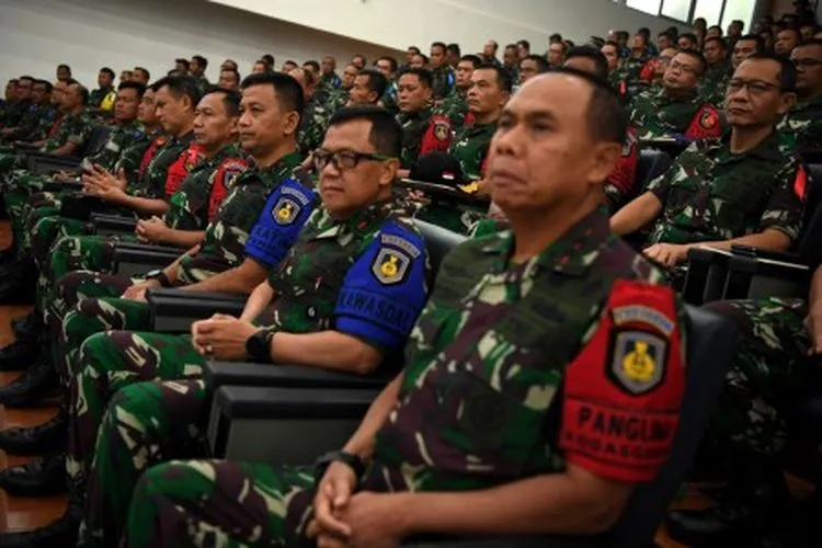 Sejumlah perwira TNI AL mengikuti upacara pembukaan Latihan Armada Jaya XXXVII 2019 di di Gedung JOPR Kodiklatal, Surabaya, Jawa Timur, Senin (17/6/2019). Gladi posko latihan armada jaya XXXVII tersebut direncanakan akan berlangsung pada 17 hingga 25 Juni 2019 yang dilanjutkan dengan Tactical Floor Game (TFG) dan manuvra lanpangan pada 9 hingga 17 Juli 2019 di perairan Laut Jawa, perairan Kangean, Pulau Sapudi dan perairan Asembagus, Situbondo, Jawa Timur. ANTARA FOTO/Zabur Karuru/nz.