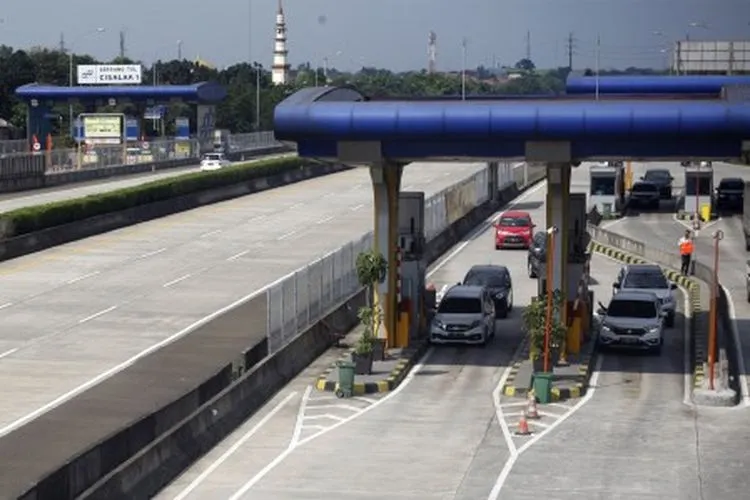 Sejumlah pengendara kendaraan roda empat keluar gerbang Tol Cinere-Jagorawi (Cijago), Depok, Jawa Barat, Jumat (24/5/2019). Pengusaha tol yang tergabung dalam Asosiasi Tol Indonesia (ATI) sepakat memberikan diskon tarif tol hingga sebesar 15 persen pada masa mudik Lebaran 2019 di semua ruas tol se-Indonesia. ANTARA FOTO/Yulius Satria Wijaya/wsj.