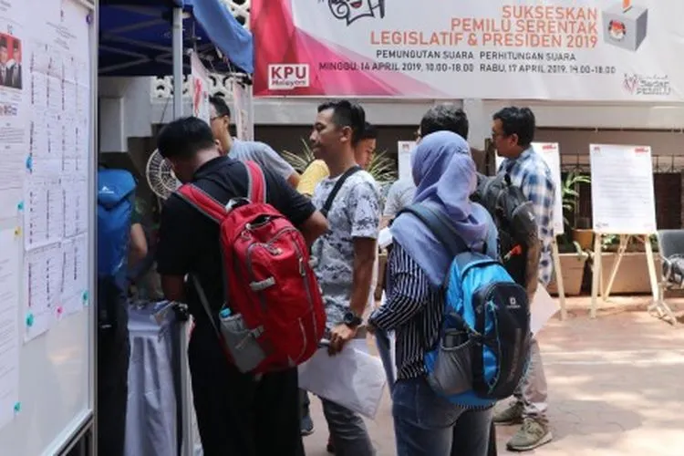 Rahmat Effendi saat menjadi calon kepala daerah, bersama sang istri menyalurkan hak pilih di TPS 01, Kelurahan Pekayon Jaya, Kecamatan Bekasi Selatan, Bekasi, Rabu (27/6/2018). (Ananda M Firdaus/ayobekasi)