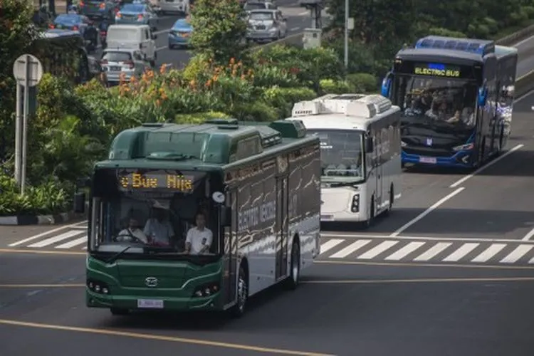 Tiga bus listrik melintas saat diuji coba di Jalan MH Thamrin, Jakarta, Senin (29/4/2019). Pemprov DKI Jakarta bersama PT TransJakarta dan PT Bakrie & Brother Tbk menyelenggarakan uji coba bus listrik yang bertujuan untuk memastikan penggunaan kendaraan listrik sebagai alat transportasi umum di Jakarta. ANTARA FOTO/Aprillio Akbar/wsj.