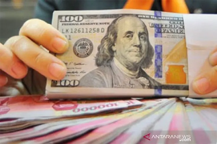 Ilustrasi - Uang rupiah dan dolar AS. (ANTARA FOTO/Yudhi Mahatma)