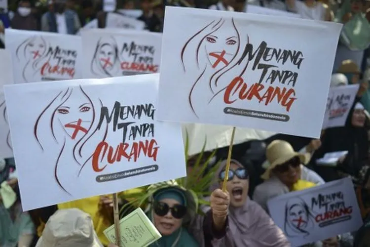 Ilustrasi--Massa aksi yang mengatasnamakan alumni Universitas Indonesia melakukan unjuk rasa di kawasan Jalan Medan Merdeka Barat, Jakarta, Selasa (18/6/2019). Unjuk rasa tersebut digelar untuk mengawal sidang gugatan sengketa hasil Pilpres tahun 2019 di Mahkamah Konstitusi. ANTARA FOTO/Nova Wahyudi/wsj.