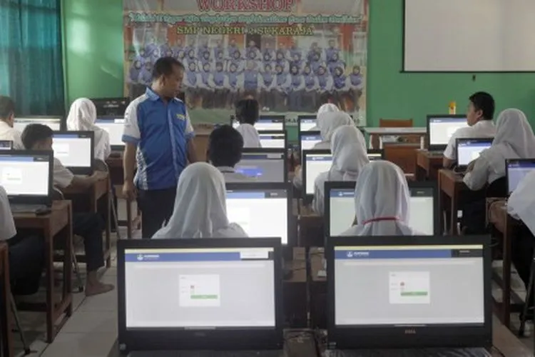 Ilustrasi--Sejumlah siswa Sekolah Menengah Pertama (SMP) mengikuti Ujian Nasional Berbasis Komputer (UNBK) di SMP N 2 Sukaraja, Bogor, Jawa Barat, Senin (22/4/2019). UNBK SMP maupun MTS yang ada di Jawa Barat diikuti 8.121 sekolah, dan diikuti oleh 774.840 siswa. ANTARA FOTO/Yulius Satria Wijaya/aww.