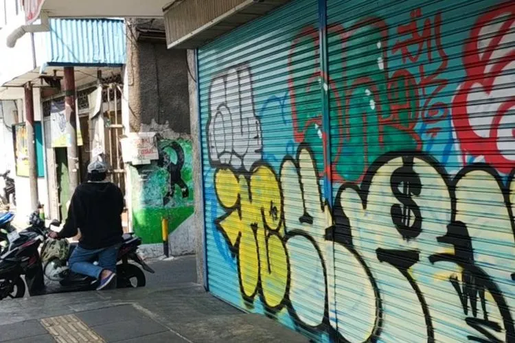 Coretan vandalisme di kawasan pertokoan Olimo Kelurahan Keagungan, Jakarta Barat, di Jakarta, Selasa, (25/06/2019) (Boyke Ledy Watra)