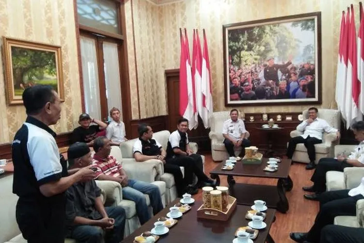 Warga saat menyampaikan keluhan terkait dugaan pencemaran udara. (ayobogor.com/Husnul Khatimah)