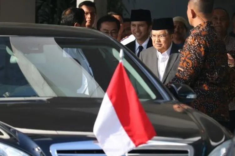 Wakil Presiden Jusuf Kalla (kedua kanan) didampingi Wakil Gubernur Jawa Timur Emil Elestianto Dardak (ketiga kanan) berjalan keluar Gedung Bedah Pusat Terpadu RSUD Dr Soetomo, Surabaya, Jawa Timur, Jumat (28/6/2019). Kedatangannya untuk menjenguk Wali Kota Surabaya Tri Rismaharini yang sedang dirawat di rumah sakit itu. ANTARA FOTO/Didik Suhartono/ama.