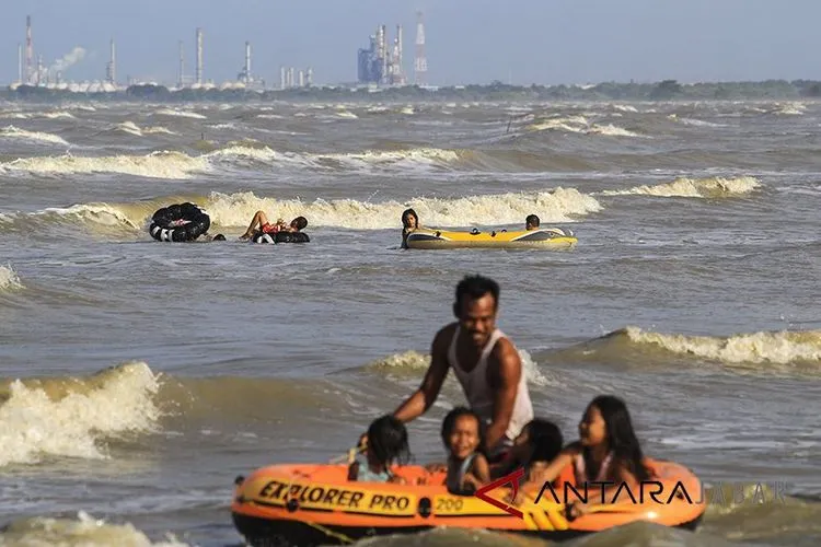 Ilustrasi--Wisatawan berenang di kawasan wisata pantai Karangsong, Indramayu, Jawa Barat, Kamis (21/6). Badan Meteorologi Klimatologi dan Geofisika (BMKG) menghimbau masyarakat untuk mewaspadai potensi gelombang tinggi terutama di daerah wisata pantai. ANTARA JABAR/Dedhez Anggara/agr/18
