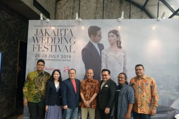 Penyelenggara Jakarta Wedding Fair 2019 berfoto bersama usai konferensi pers di Bunga Rampai, Jakarta Pusat, Rabu (3/7/2019). (ANTARA/Dea N. Zhafira)