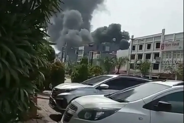 Sebuah Gudang di Penjaringan Dilalap Si Jago Merah. (Antara)