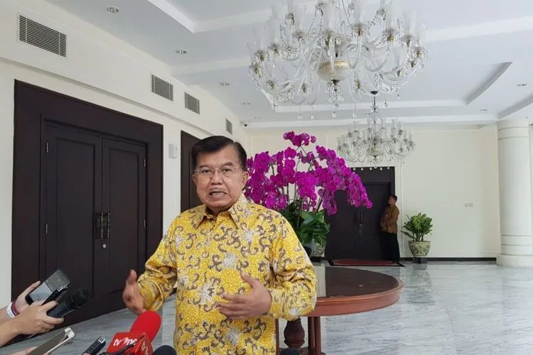 Wakil Presiden Jusuf Kalla memberikan pernyataan pers di Kantor Wapres Jakarta, Selasa (9/4/2019). (ANTARA/Fransiska Ninditya)