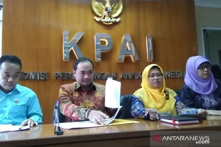 KPAI menggelar konferensi pers terkait hasil pengawasan pelibatan anak dalam kampanye politik selama pemilu 2019. Foto kiri : Komisioner KPAI Divisi Bidang Hak Sipil dan Partisipasi Anak, Jasra Putra, Komisioner Bawaslu RI, M Afifudin, Wakil Ketua KPAI Bidang Pengasuhan, Rita Pranawati, dan Komisioner KPAI, Siti Hikmawati. (Laily Rahmawaty)