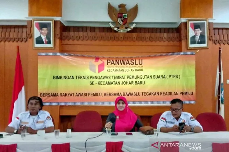 Anggota Bawaslu DKI Jakarta, Siti Rahma (tengah) memberikan arahan pada bimbingan teknis gelombang kedua untuk pengawas tempat pemungutan suara (TPS) di Kecamatan Johar Baru, Jakarta Pusat, Kamis (11/4). (Dok. Bawaslu DKI Jakarta)