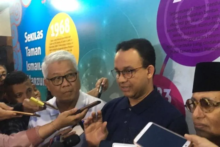 Gubernur DKI Jakarta Anies Baswedan saat dijumpai wartawan usai meresmikan ground breaking revitalisasi Taman Ismail Marzuki di Jakarta Pusat, Rabu (3/7/2019). (ANTARA/Aria Cindyara)