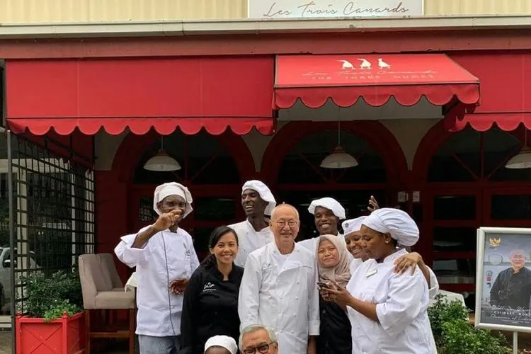 Koki ternama Indonesia William Wongso (tengah) bersama Duta Besar RI untuk Afrika Selatan Salman Al Farisi (bawah kanan) mempromosikan kuliner Indonesia di Pretoria, Afrika Selatan. (KBRI Pretoria)