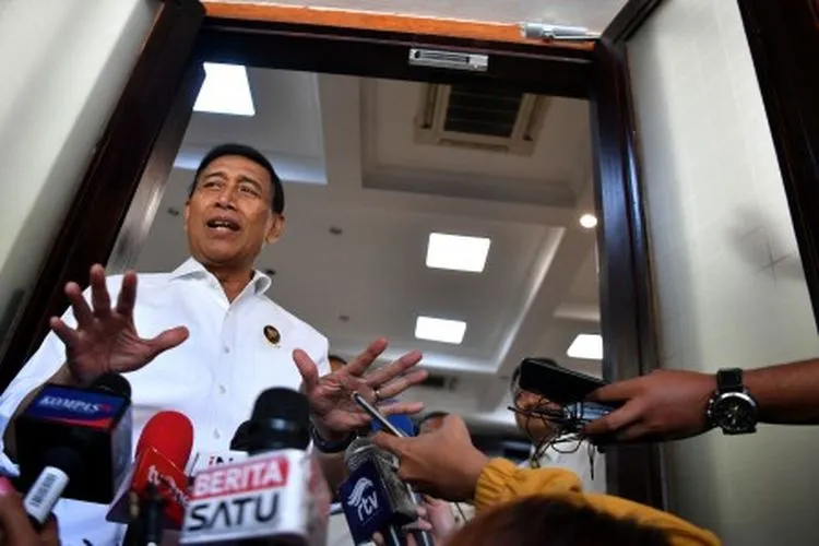 Menteri Koordinator Politik, Hukum, dan Keamanan Wiranto memberikan keterangan kepada media di Kantor Kemenko Polhukam, Jakarta, Senin (10/6/2019). Wiranto menyatakan pihaknya akan menjelaskan secara detil perihal penangkapan sejumlah tokoh yang diduga terkait kerusuhan 21-22 Mei lalu pada Selasa 11 Juni 2019. ANTARA FOTO/Sigid Kurniawan/hp.