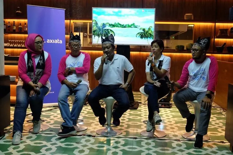 (Dari kiri-kanan): Group Head Corporate Communication XL Axiata, Tri Wahyuningsih, Group Head XL Axiata East Region, Mochamad Imam Mualim, Direktur Finance XL Axiata, Mohamed Adlan bin Ahmad Tajudin, Direktur Teknologi XL Axiata, Yessie D. Yosetya dan Head Customer Experience Management XL Axiata, Ahmad Hamzah dalam acara paparan temu media di Banyuwangi, Kamis (4/4/2019). (Dokumentasi XL Axiata)