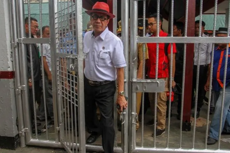 Ilustrasi--Menteri Hukum dan HAM Yasonna Laoly melihat langsung kondisi bangunan pascakerusuhan yang berujung pembakaran oleh narapidana di Rumah Tahanan Negara (Rutan) Kelas II B Siak Sri Indrapura, Kabupaten Siak, Riau, Senin (13/5/2019). Dalam kunjunganya Menkumham meminta kepada pihak Kepolisian untuk terus melakukan upaya penangkapan terhadap sembilan warga binaan yang masih belum ditemukan. ANTARA FOTO/Rony Muharrman/aww.