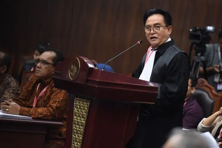 Ketua tim kuasa hukum pasangan calon presiden dan calon wakil presiden nomor urut 01 Yusril Ihza Mahendra (kanan) selaku pihak terkait menyampaikan keterangan pada sidang lanjutan Perselisihan Hasil Pemilihan Umum (PHPU) Pilpres 2019 di gedung Mahkamah Konstitusi, Jakarta, Selasa (18/6/2019). Sidang tersebut beragendakan mendengarkan jawaban termohon, pihak terkait dan Bawaslu. ANTARA FOTO/Hafidz Mubarak A/wsj.