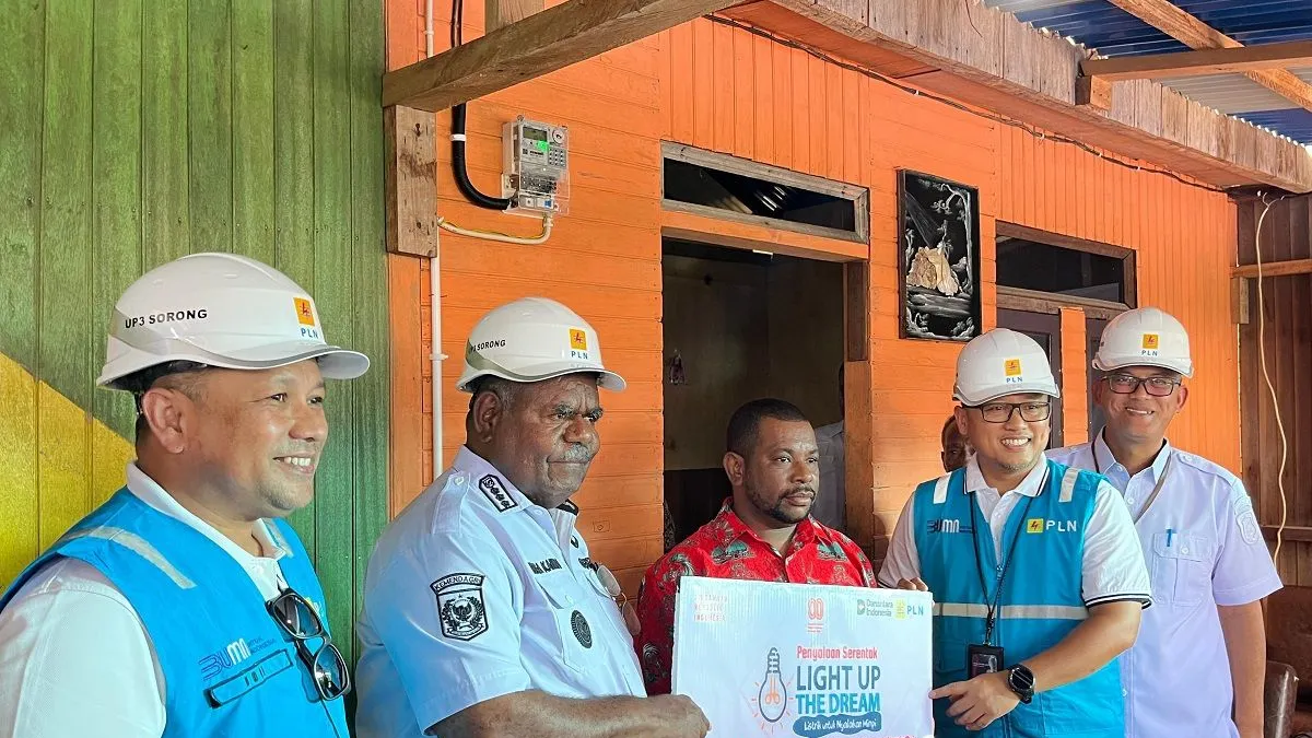 Pemberian bantuan pemasangan sambungan listrik gratis bagi keluarga prasejahtera.