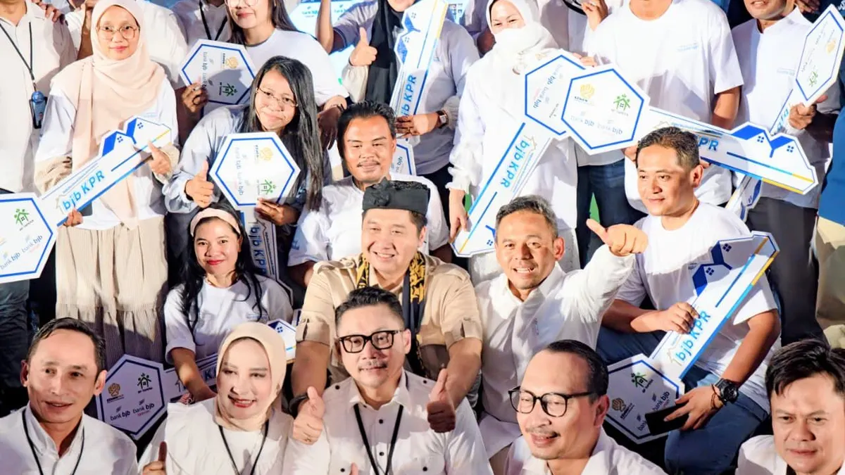 bank bjb &amp; bjb Syariah serahkan kunci rumah ke 1.080 debitur FLPP, wujudkan komitmen dukung program 3 Juta Rumah pemerintah.