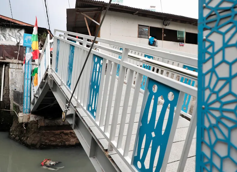 Adapun tujuan pembangunan jembatan angkat ini adalah mempermudah pemeliharaan saluran drainase menggunakan ekskavator.