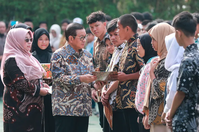 Penyerahan bantuan pemutihan ijazah tahap IV tersebut dilakukan di SMA Islam Said Naum, Jakarta Pusat pada Kamis, 21 Agustus 2025.