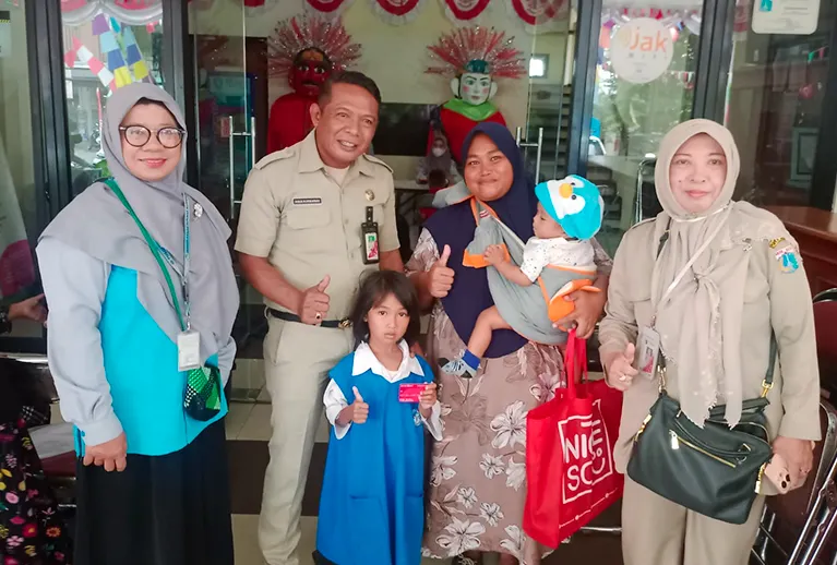 Suku Dinas Sosial (Sudinsos) Jakarta Utara telah mendistribusikan bantuan sosial (bansos) kepada penerima manfaat baru.