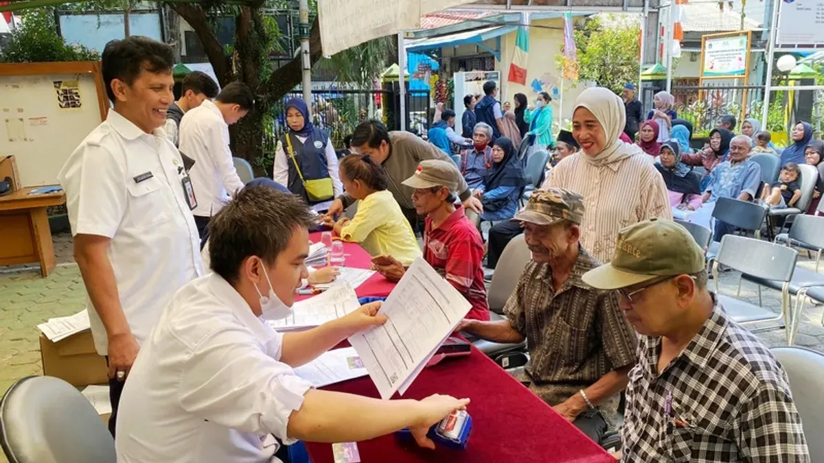 Penyaluran bantuan sosial Kartu lansia Jakarta atau KLJ (Sumber: Pemprov DKI Jakarta | Foto: Pemprov DKI Jakarta)