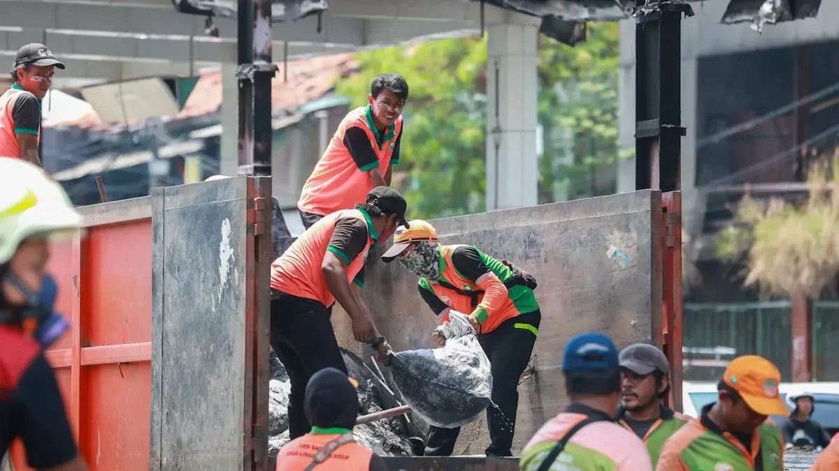 Petugas kebersihan berhasil membersihkan 120 meter kubik sampah hasil demo beberapa hari ini di DKI Jakarta (Sumber: Beritajakarta.id | Foto: Beritajakarta.id)