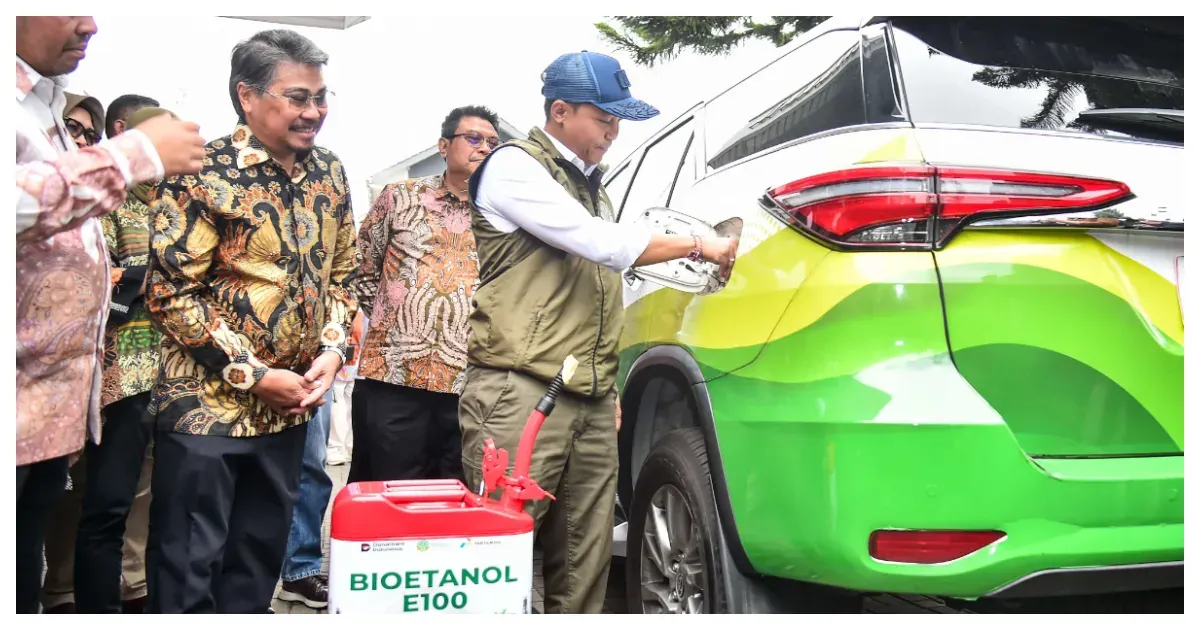 Menteri Kehutanan Raja Juli Antoni meresmikan Pilot Bioethanol Aren (Sumber: Kemenhut)