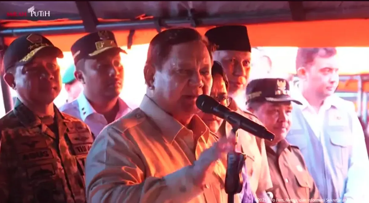 Prabowo Subianto kala hadir di posko banjir-longsor (Sumber: YouTube Setpres | Foto: YouTube Setpres)