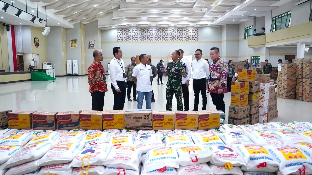 Relawan BRI Peduli menyalurkan ribuan bantuan dan perahu karet bagi warga terdampak banjir bandang di Sumut dan Sumbar sebagai dukungan pemulihan.