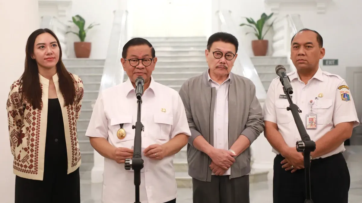 Gubernur DKI Jakarta Pramono saat memimpin Townhall Meeting bersama para camat dan lurah di Balai Agung, Balai Kota DKI Jakarta, pada Rabu, 3 Desember 2025. (Sumber: beritajakarta.id | Foto: beritajakarta.id)