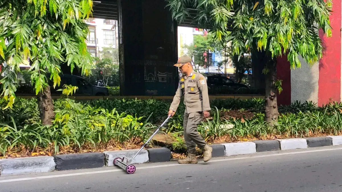 Satpol PP Kecamatan Jatinegara, Jakarta Timur, berhasil membersihkan sebanyak 16,71 kilogram ranjau paku.di kawasan Cawang. (Sumber: beritajakarta.id | Foto: beritajakarta.id)