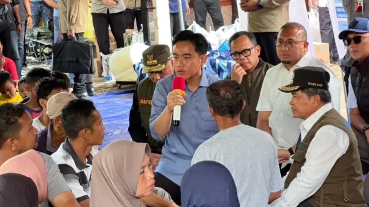 Pasca banjir-longsor yang terjadi di Pulau Suamtera sejak Senin, 24 November 2025, Wakil Presiden Gibran Rakabuming Raka akhirnya kunjungi lokasi terdampak pada Kamis, 4 Desember 2025. (Sumber: menpan.go.id | Foto: menpan.go.id)