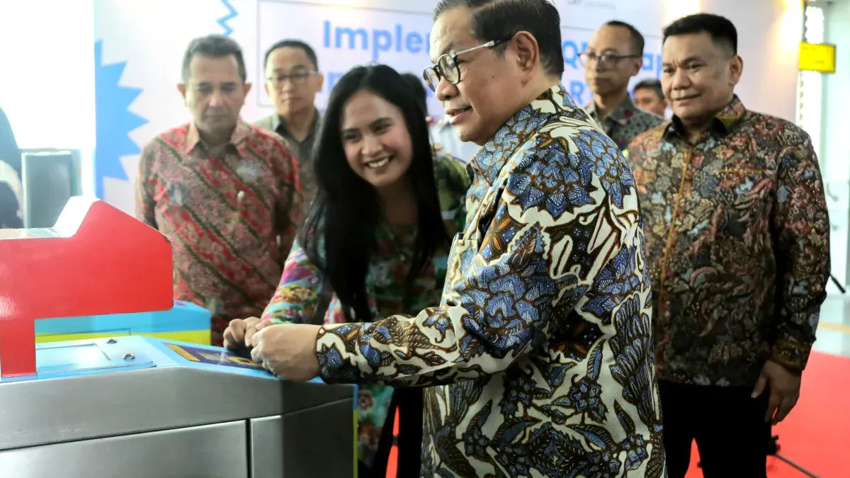 Gubernur DKI Jakarta Pramono Anung resmikan Qris Tap dan Ruang Baca di LRT Pegangsaan Dua pada Kamis, 4 Desember 2025. (Sumber: beritajakarta.id | Foto: beritajakarta.id)