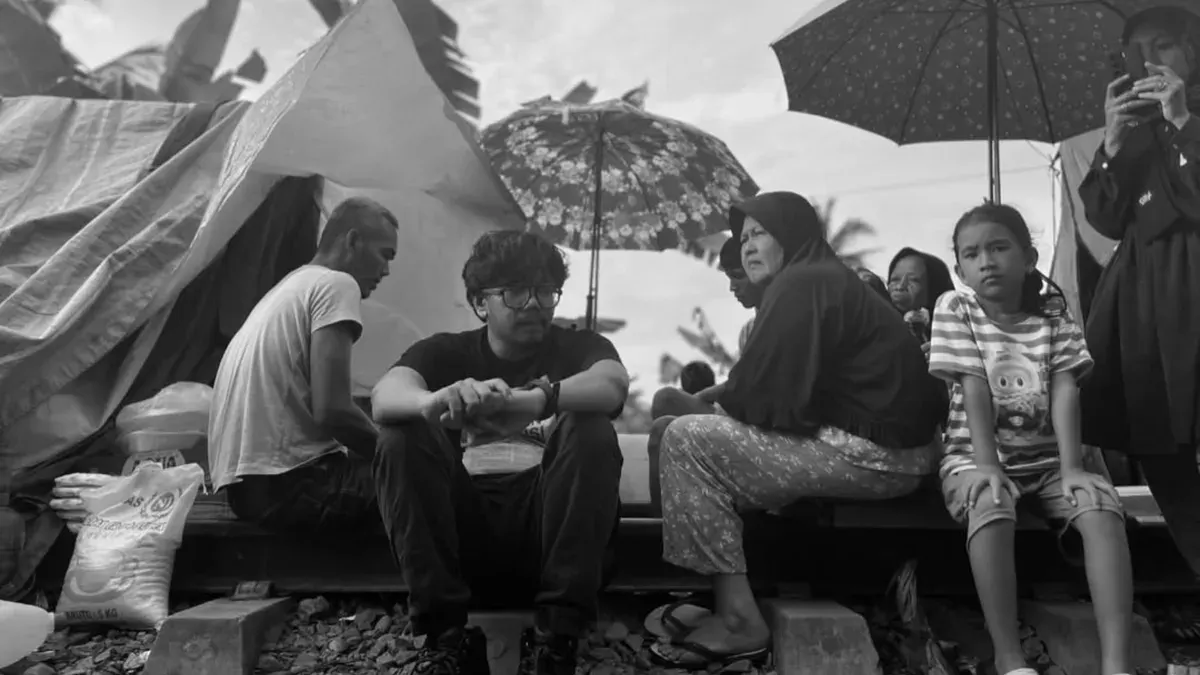 Ferry Irwandi Kunjungi Korban Banjir di Langkat, Sumatera Utara. (Sumber: Instagram.com/@irwandiferry)