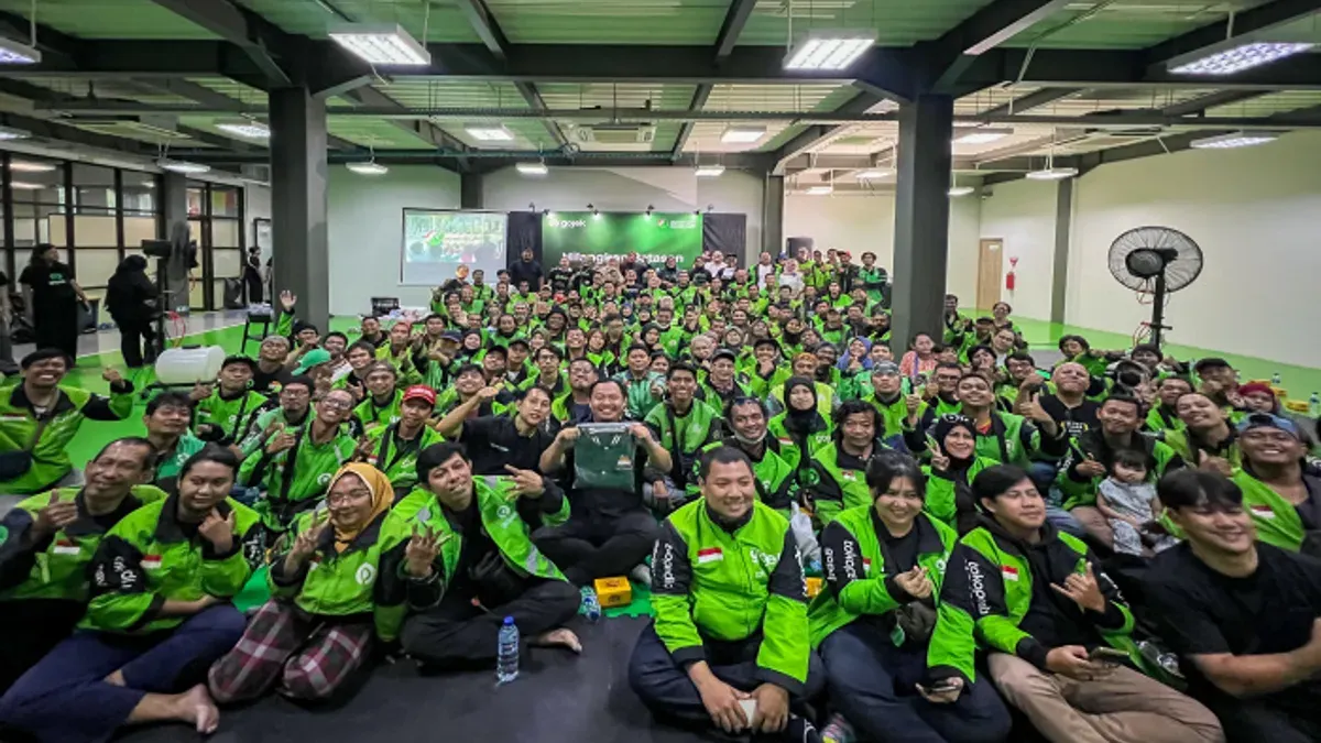 Penyandang Tunarungu Mendapatkan Rompi Khusus pada Hari Disabilitas Internasional di Kantor Gojek Kemang Timur, Jakarta. (Dok GoTo)