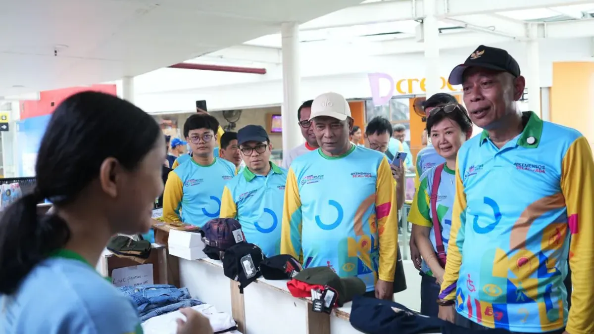 Pelaku UMKM disabilitas di Halte Bundaran HI Astra TransJakarta. (Sumber: Beritajakarta.id | Foto: Beritajakarta.id)