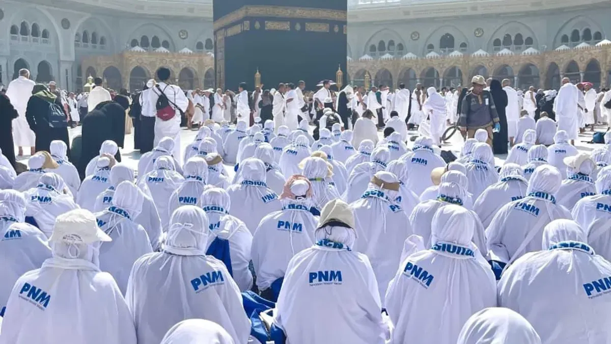 Hadiah Umroh PNM Bikin Haru! Nasabah Mekaar Langkahkan Kaki ke Tanah Suci untuk Pertama Kali
