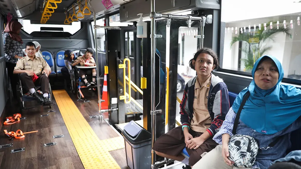 Pemprov DKI Jakarta melalui Dinas Perhubungan (Dishub) mengoperasikan13 unit Bus Sekolah Ramah Disabilitas baru. (Sumber: beritajakarta.id | Foto: beritajakarta.id)